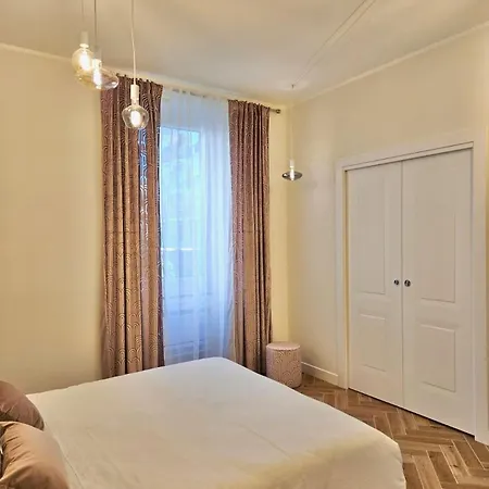 Elegant With Balcony Near The Center