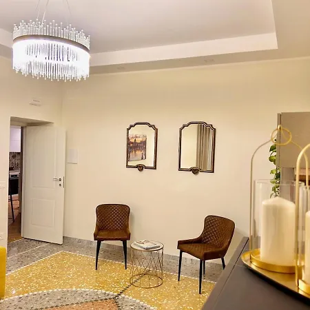 Elegant With Balcony Near The Center *
