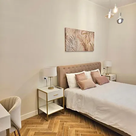 Elegant With Balcony Near The Center Apartment